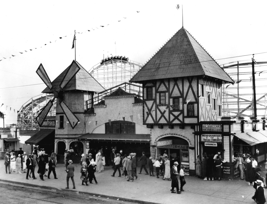 Redondo Beach Pike 1925 WM.jpg